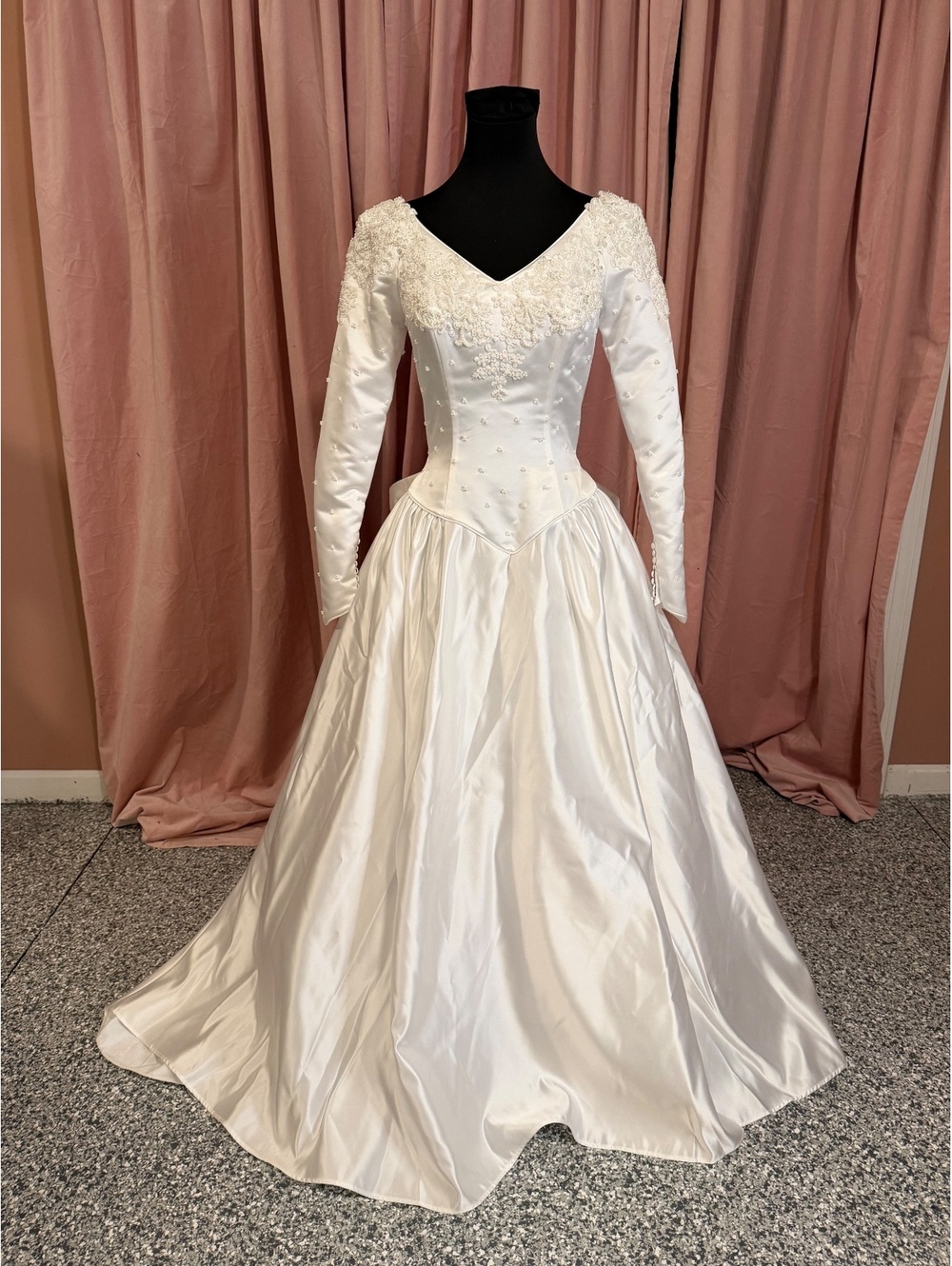 Elegant Vintage Long Sleeve White Wedding Dress with Bow and Lace Details